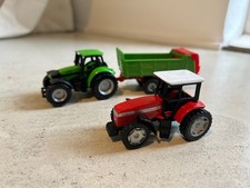 2 Spielzeug-Traktoren und ein Anhänger, grün, rot