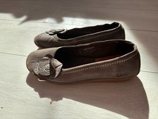 Paar braune Ballerinas Kickers
