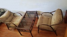 Rattan Möbelgarnitur bestehend aus zwei Sesseln mit Polster und einem Couchtisch