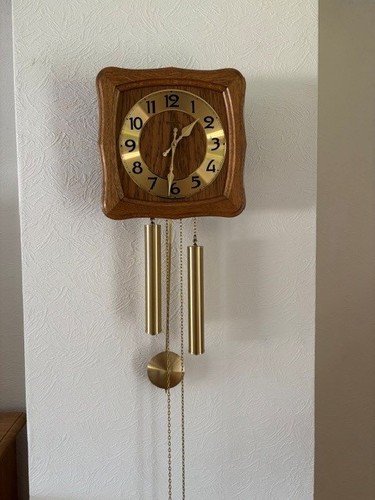 Antike wanduhr mit pendel und - wanduhr,