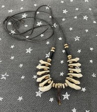 Amulett aus Zähnen Kette