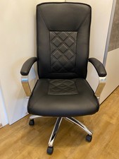 Schwarzer gepolsteter Bürodrehstuhl mit Armlehnen und 5 Rollen