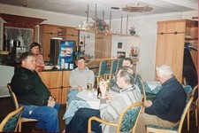5 Männer sitzen beim Bier am