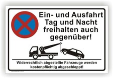 Schild Ein und Ausfahrt Tag und Nacht freihalten auch gegenüber Warnschild P0102