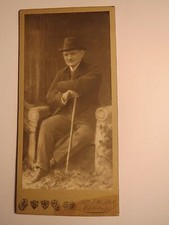 Eisleben - Otto Pipo als sitzender Mann mit Stock und Hut - Kulisse / CDV