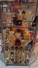 Glas VITRINE mit CHANEL