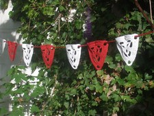 Fröhliche Wimpelkette mit 13 Wimpeln - gehäkelt  rot-weiß  Handarbeit
