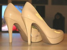 BUFFALO 11 cm HIGH HEELS PUMPS GRÖSSE 37 in BEIGE LACK
