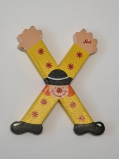 X in gelb  - Holzbuchstabe  als Deko / Basteln -  Clownsgesicht (R3A)