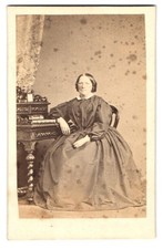 Fotografie H. Reuter, Braunschweig, Südliche Wilhelmstraße 88, Frau in gestreif 