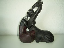 Figur-sitzende afrikanische Frau, die eine Giraffe umarmt-dunkles Holz?