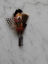 Federschmuck mit Anstecknadel