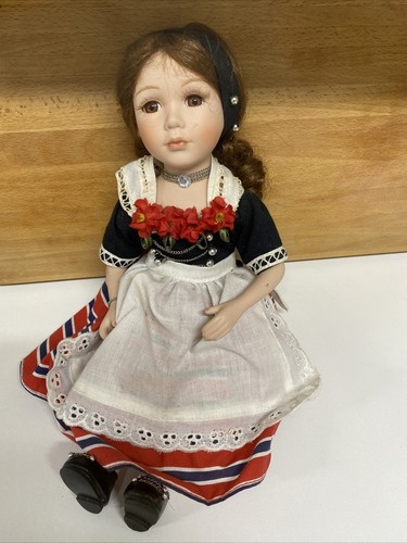 Porzellanpuppe rotkäppchen - porzellanpuppe,