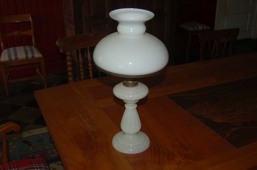 Petroleumlampe antik opalglas - antik,