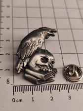 Pin anstecker raven and skull - pin/anstecker,