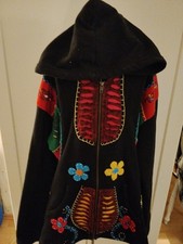 Kapuzenjacke Nepal, Stickerei