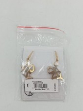 DKNY Damen Ohrringe Gold Edelstahl Glamourös Buchstabenanhänger Strass