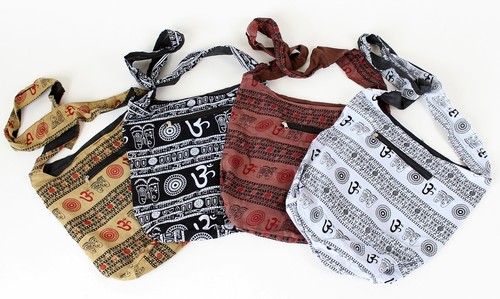 Symbolen verzierte tasche - +,