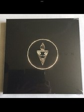 VNV Nation - Electric Sun Box-Set mit CD, DO-LP, Bonus Vinyl, 3D Metall-Logo OVP