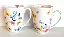 zwei schöne farbenfrohe Tee