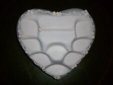 Herz-Sockel stufenförmig mit filigranen Rosen für kleine Engel / Figuren / weiß