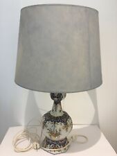 Tischleuchte / Tischlampe, florales Dekor mit grauem Lampenschirm, H 78cm.