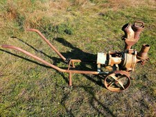 alte Pumpe - Schubkarren System mit Gussräder / Vintage antike DEKO  bäuerliches