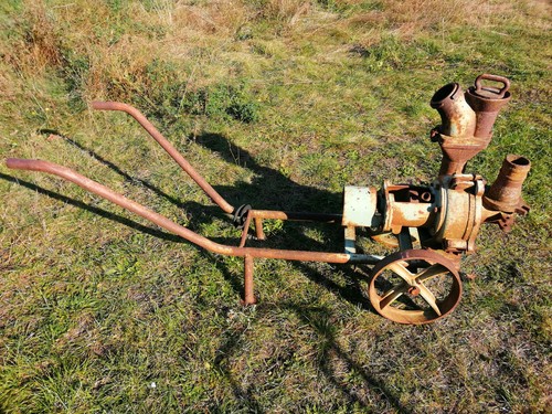 Alte pumpe schubkarren - alte,