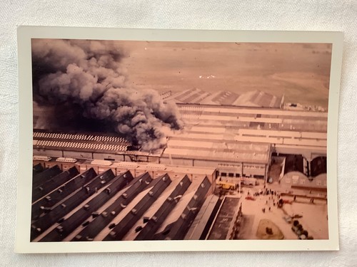 Großer fabrikbrand mit rauch - fabrikbrand,