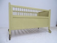 KINDER BETT UM 1940 - 1950 ZERLEGBAR / 01