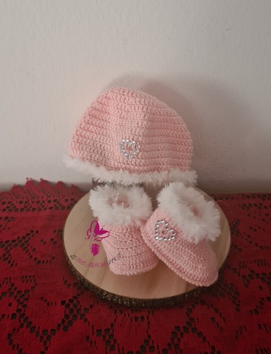 Babyschuhe und rosa mütze - babyschuhe,