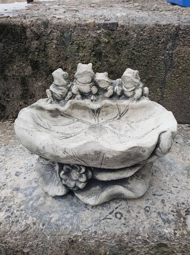 Vogeltränke mit frosch - vogeltränke,