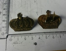 Geprägte Krone aus Messing mit Splinten Epulette, Kartuschkasten Orden  (764)