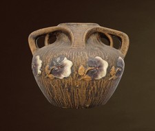 Jugendstil-Keramikvase mit Reliefdekor – H. 12 cm, B. 16 cm