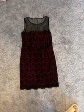 Elegantes schwarz-rotes Kleid