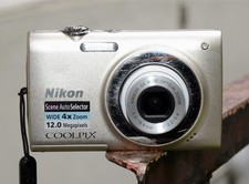 NIKON COOLPIX S2500 DIGTALKAMERA 12,0 MP Digicam silber 4 x Zoom 4,9-19,6mm