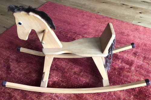 Schaukelpferd aus holz - schaukelpferd,