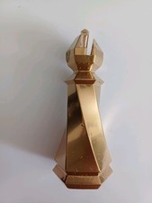 Schachfigur Läufer 10 cm – Hexagon-Design – Goldfarben – Resin – Deko