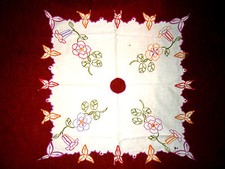 RARITÄT: 'fast antikes' Kerzentuch reich bestickt Festonbögen-Blattspitzen-Rand