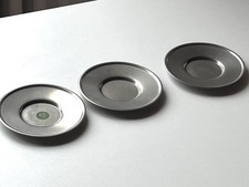 Drei schöne schlichte Zinn