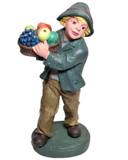 Bayerische Wachskunst handbemalt - Wachsfigur - Knabe mit Früchtekorb H 25 cm
