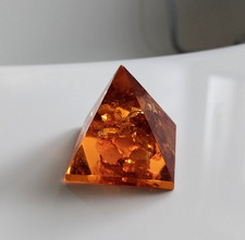 Bernstein Pyramide ca. 3 cm im Quadrat und ca.3 cm hoch.Siehe Fotos.