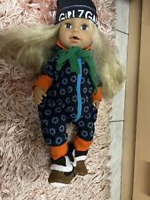 Baby Born Sister 43 cm mit Winterkleidung Mütze Schal und Schuhe Stiefel