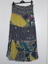 Modischer Rock. Größe M   in 100 % Cotton. Wollweisses Unterfutter. 