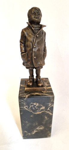 Bronzefigur kleiner junge - kleiner,