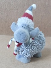 Dekoratives Keramik  Schaf mit Fell/Mütze/Schal  ca. B/H/T  11 x 15 x 6 cm