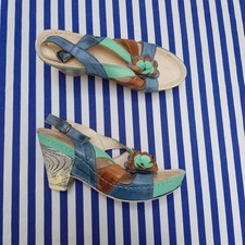 Farbenfrohe Sandalen von