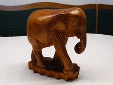 Schöne große Holzfigur