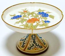 Antike japanische Schale auf Fuß - Blumen,Gold Dekor - Handbemalt - H.11 cm