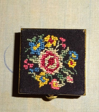 Vintage Pillendose, Metall,  bestickt